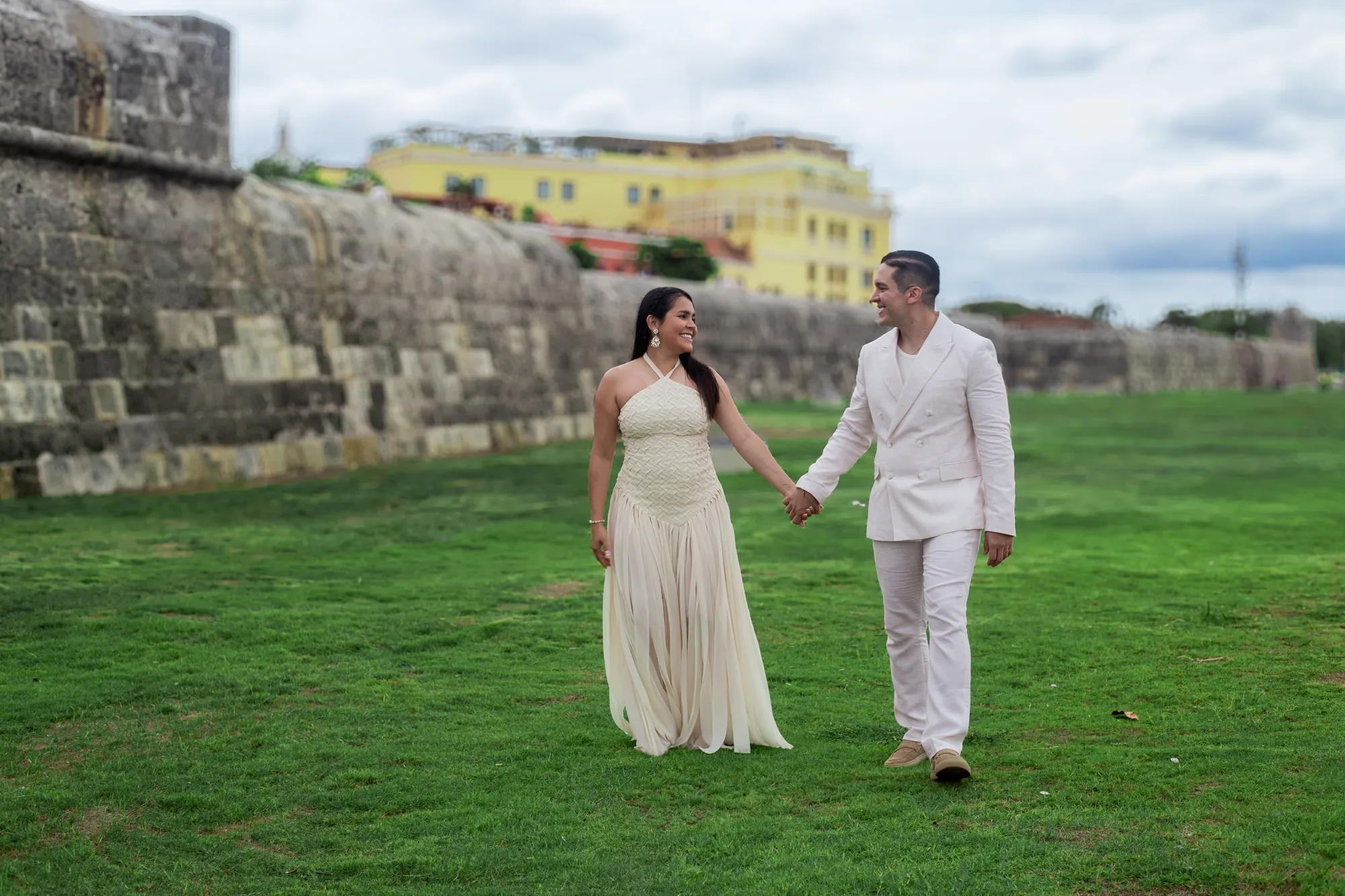 Fotógrafa preboda Cartagena, novios caminando de la mano junto a las murallas