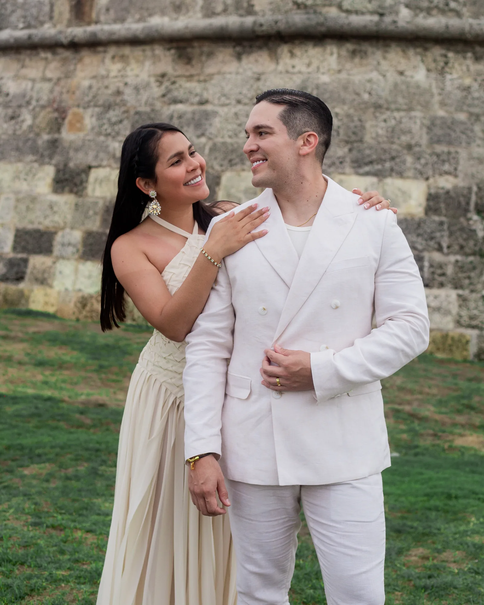 Fotos para save the date en Cartagena, novios sonriendo frente a la muralla