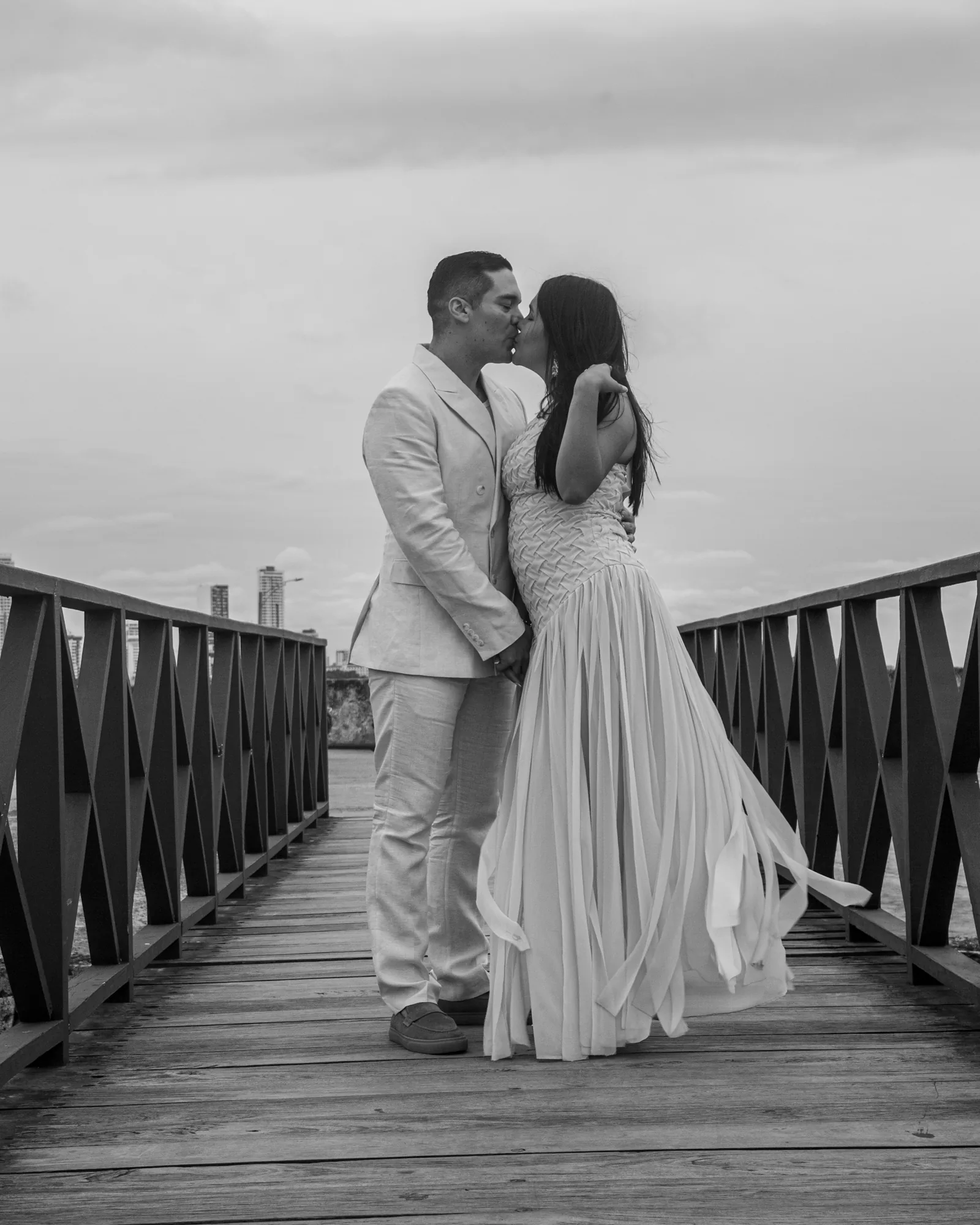 Preboda en Cartagena en blanco y negro, beso sobre un puente de madera
