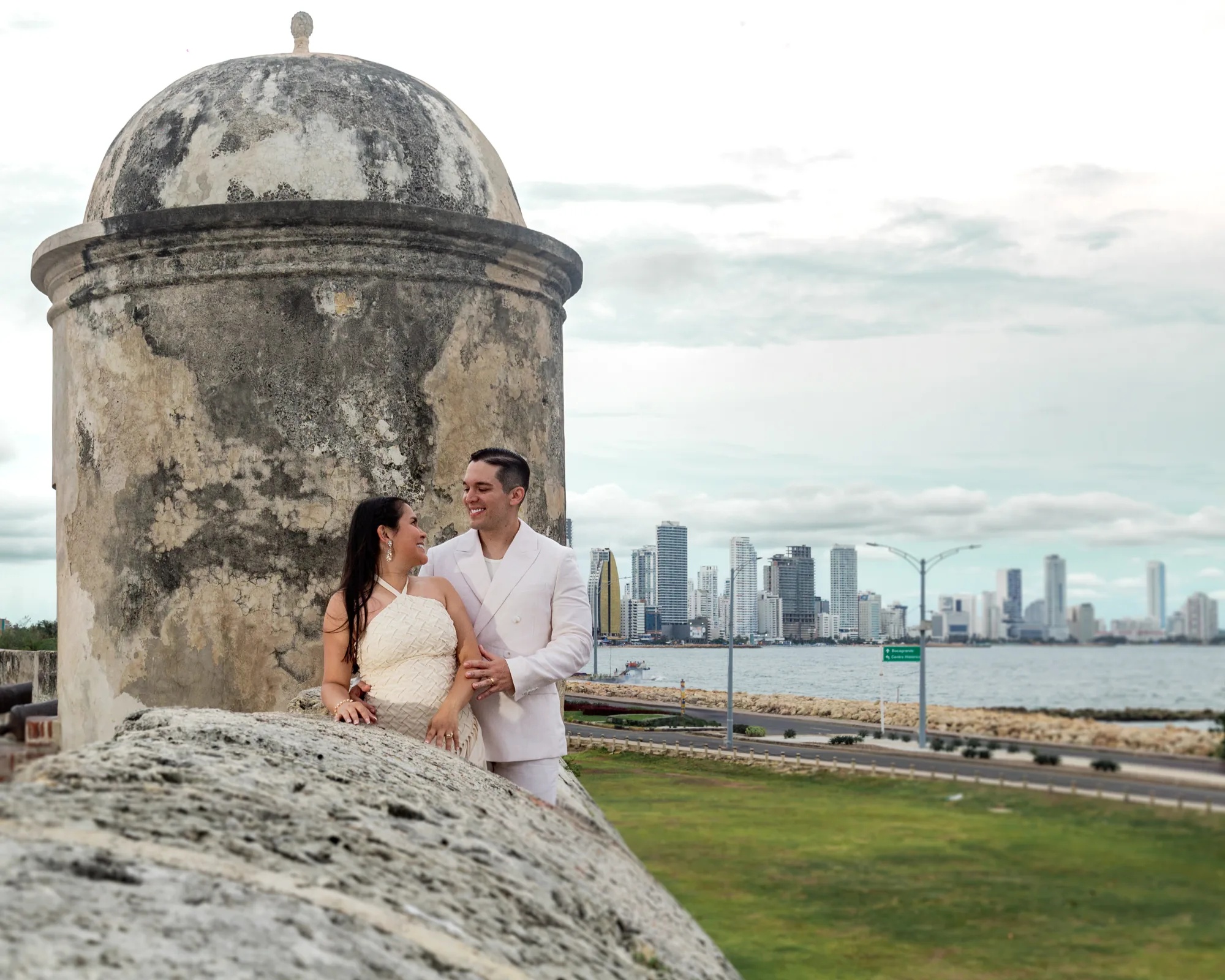 Sesión de compromiso en las murallas de Cartagena con vista a Bocagrande