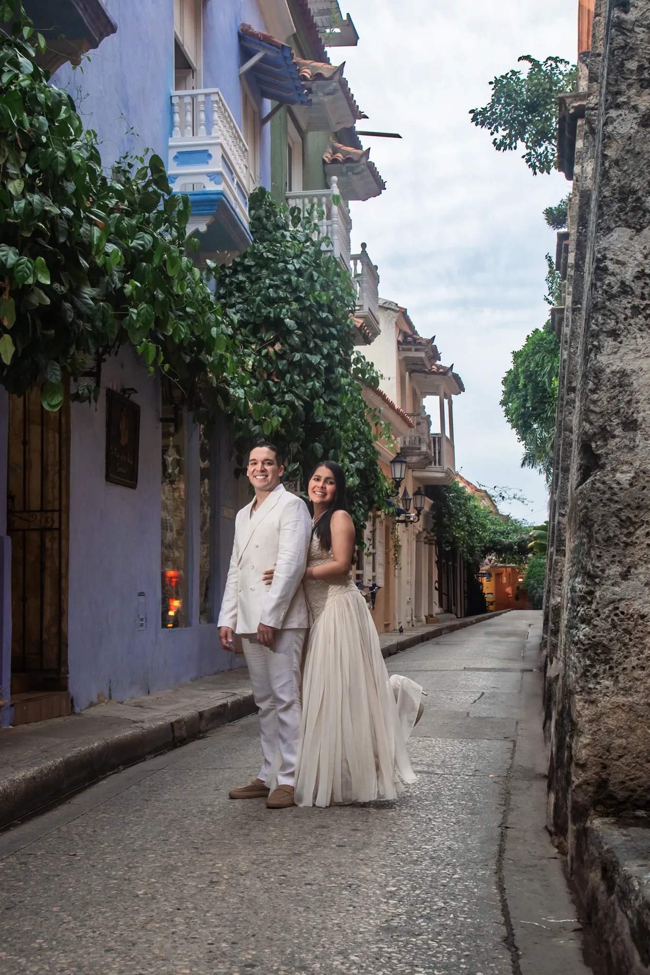 Sesión preboda en Cartagena, pareja de novios en una calle con balcones del Centro Histórico